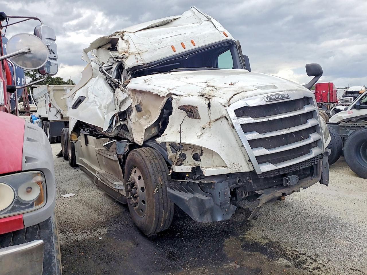 2020 Freightliner Cascadia 126