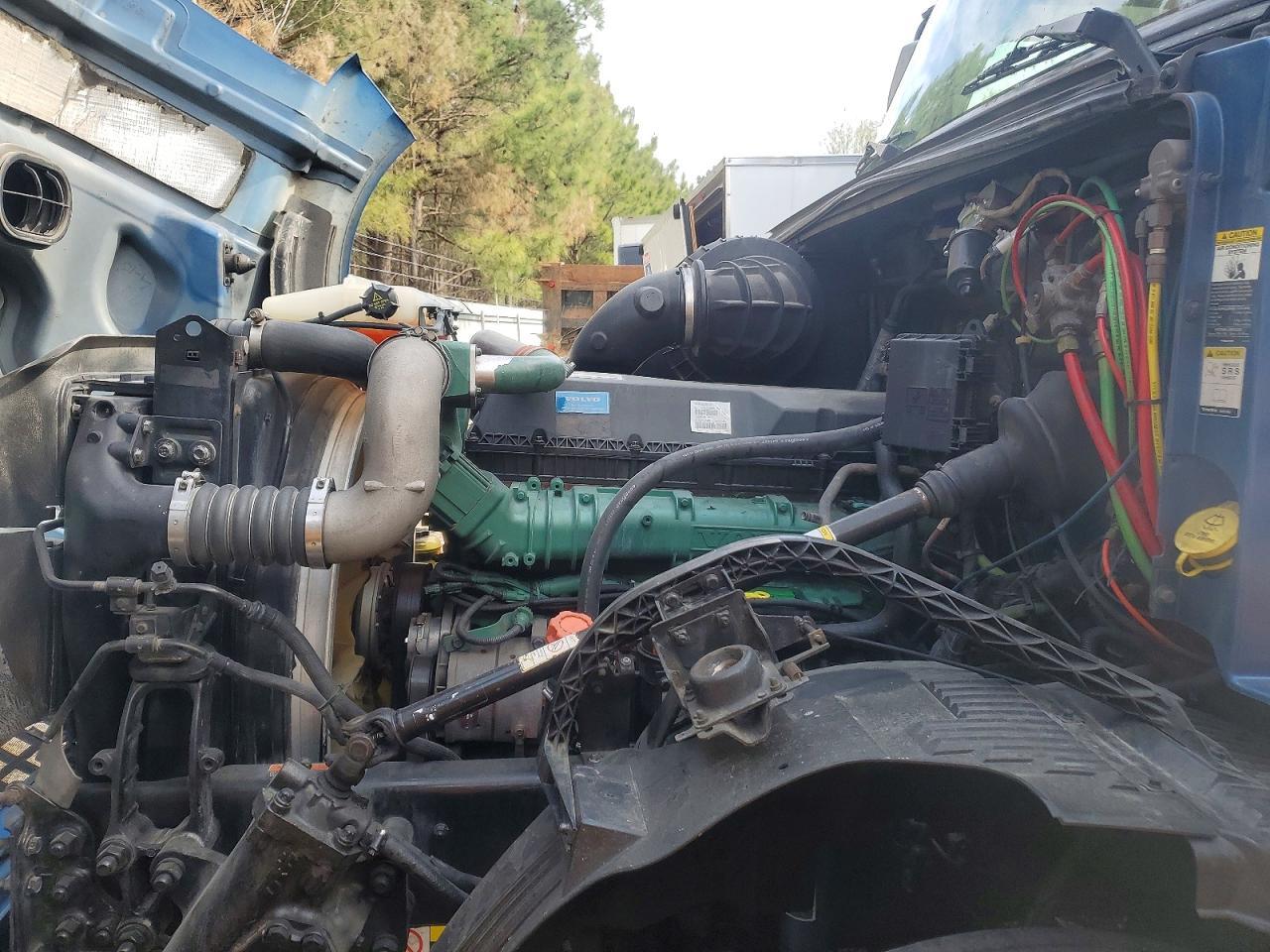 2015 Volv O VNL Semi Truck