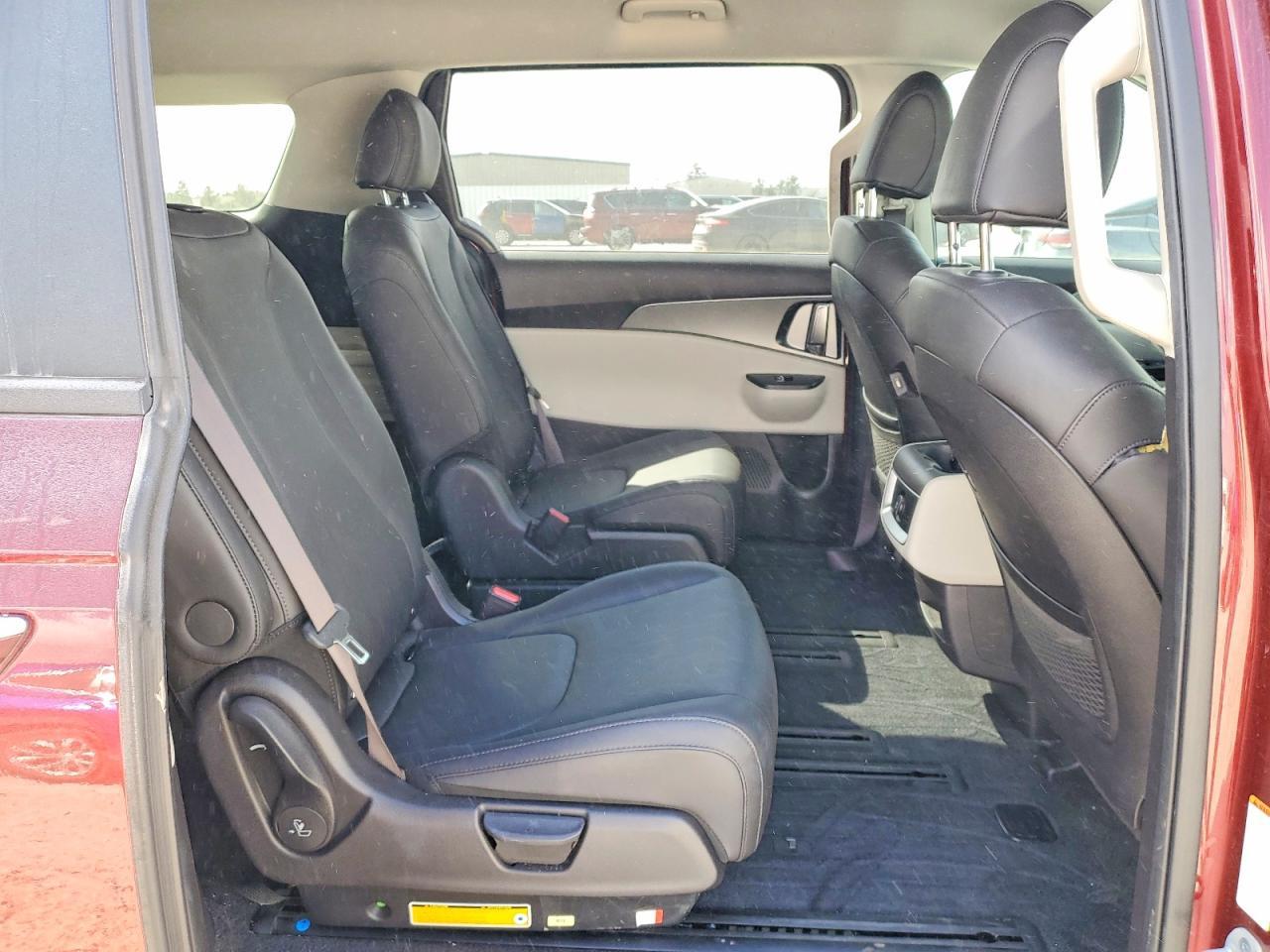 2023 KIA Carnival lx