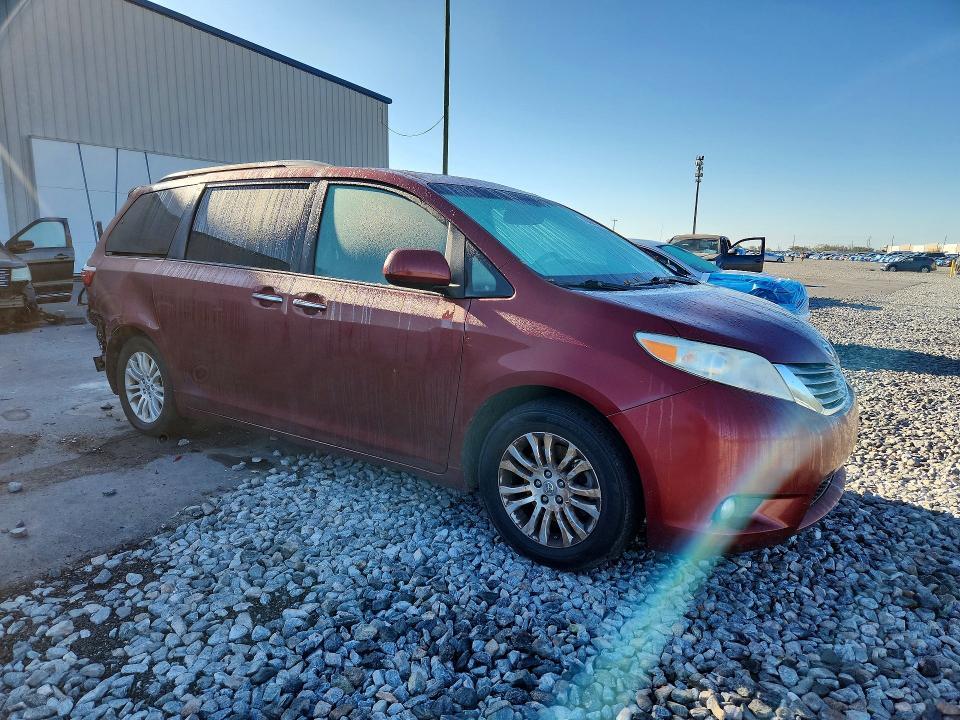 2016 Toyota Sienna xle 8-passenger