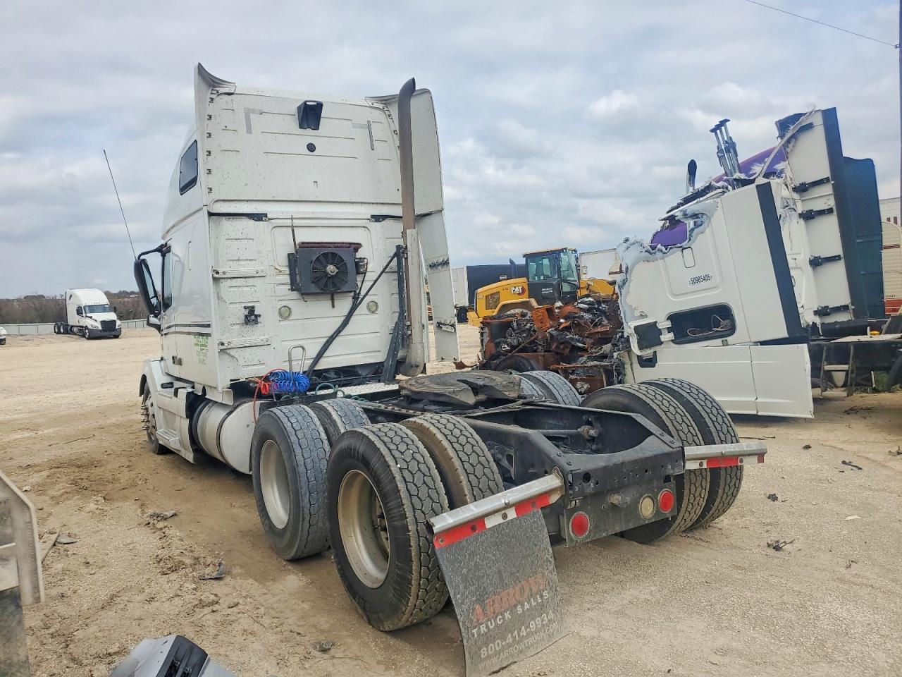 2013 Volvo VNL Semi Truck