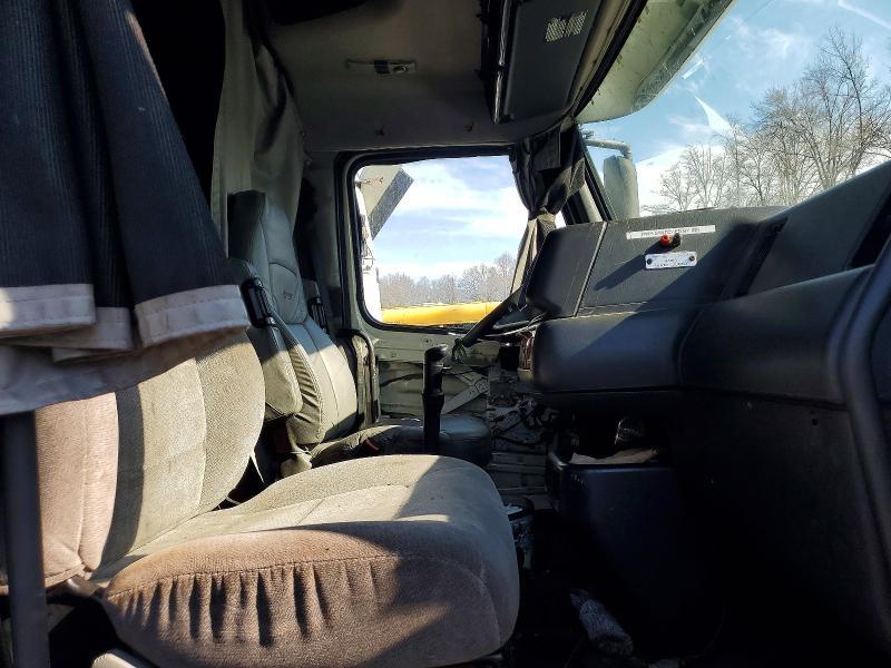 2001 Volvo VNL Semi Truck