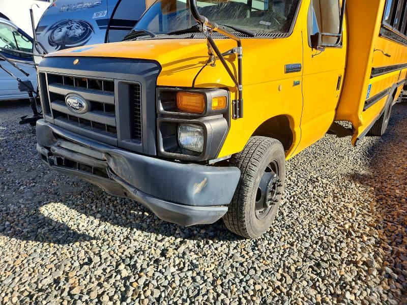 2015 Ford Econoline E450 Super Duty Cutaway Van