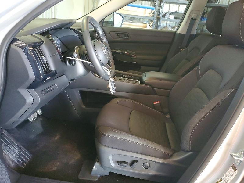 2025 Nissan Pathfinder sv