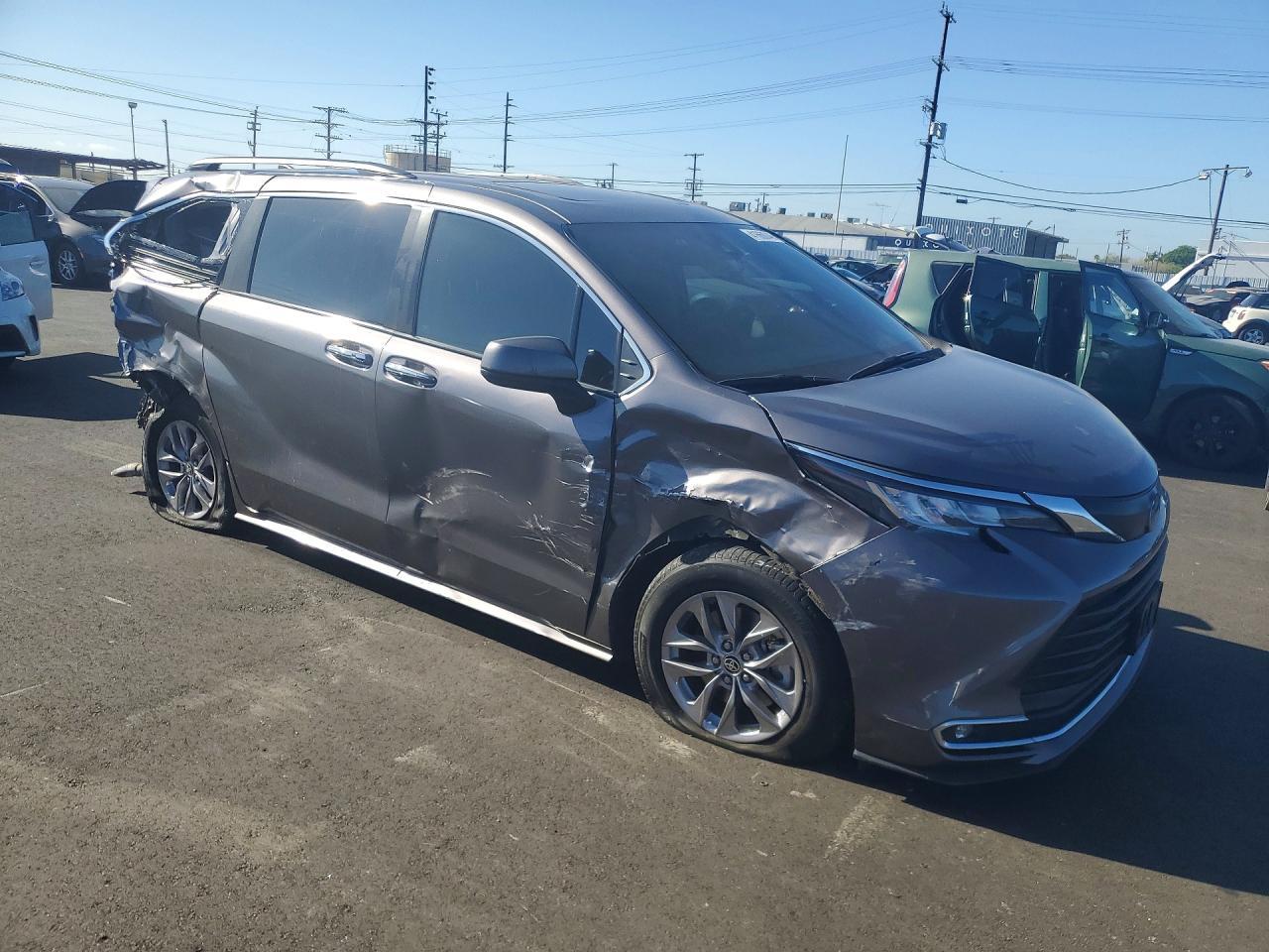 2022 Toyota Sienna xle 8-passenger