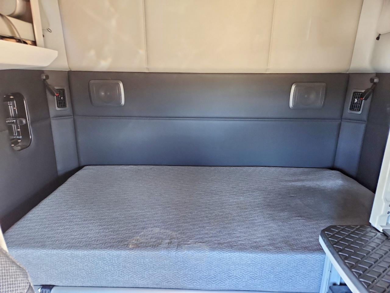 2015 Kenworth T680 Semi Truck