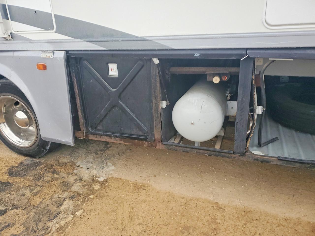 2001 Monaco Diplomat RV