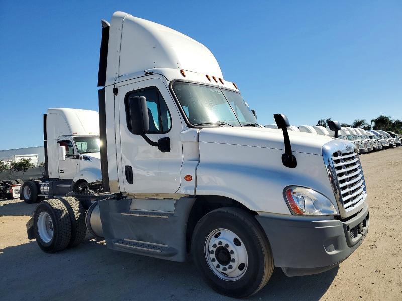 2016 Freightliner Cascadia 1-Semi Truck