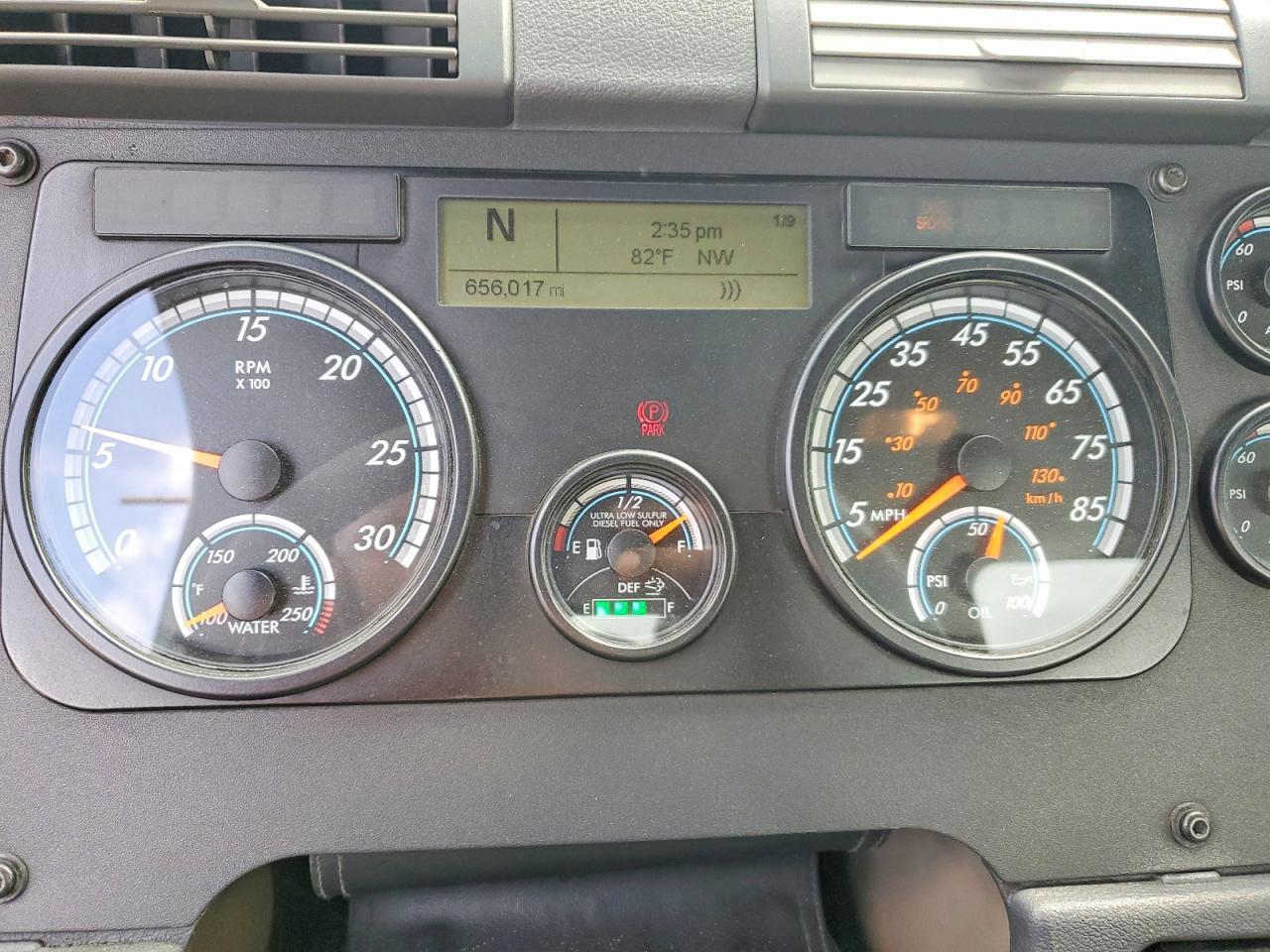 2018 Freigliner 2018 Freightliner Cascadia 113 Semi Truck