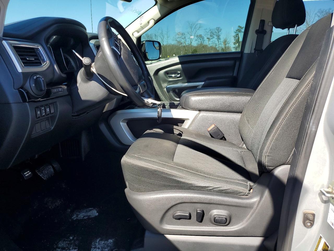 2017 Nissan Titan SV