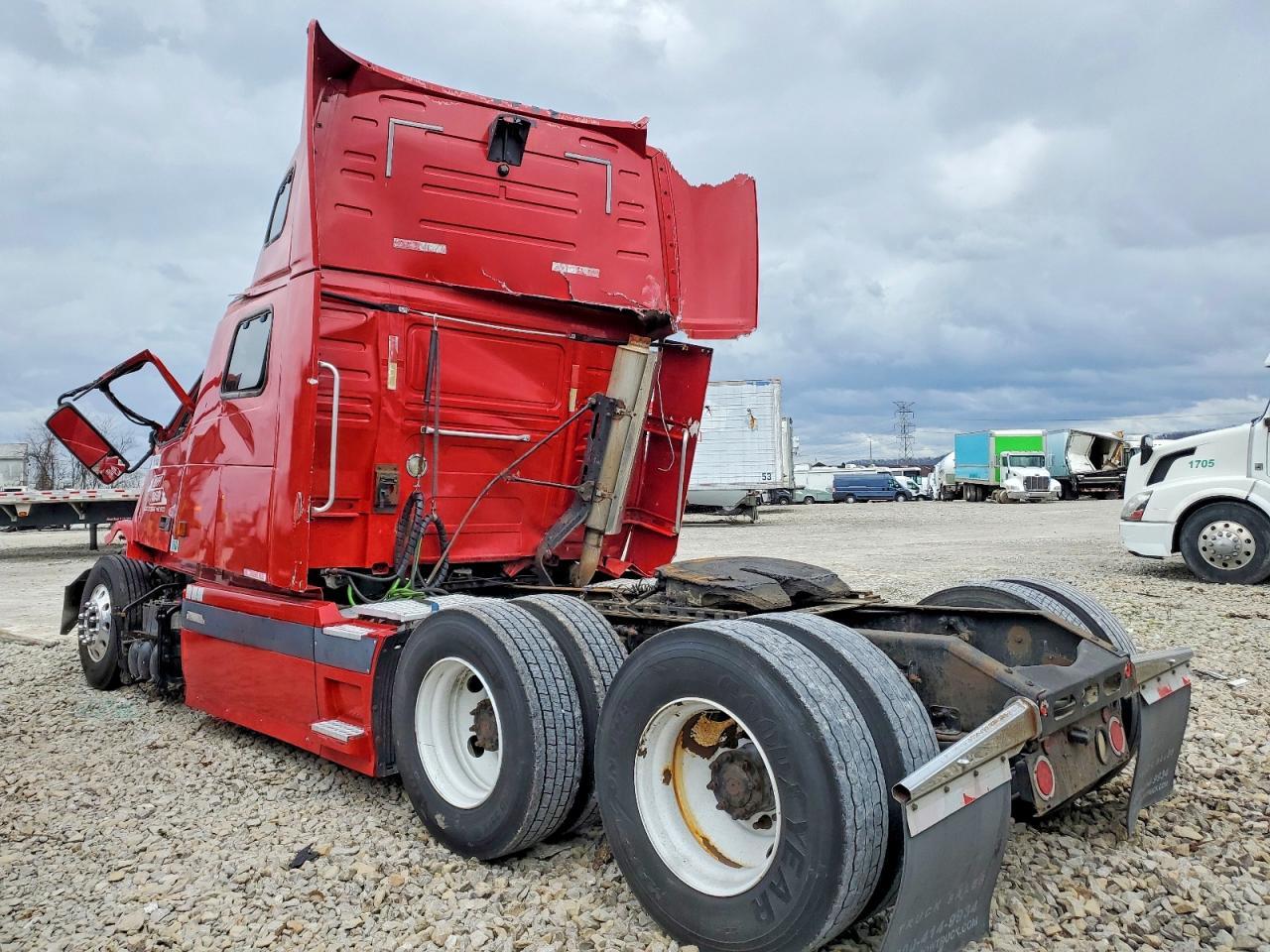 2004 Volvo VN VNL-Semi Truck