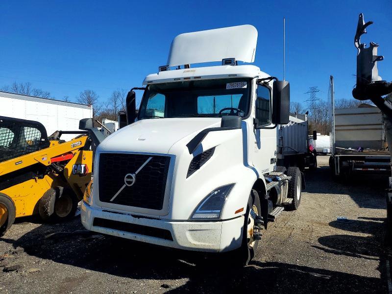 2019 Volvo VNR Semi Truck