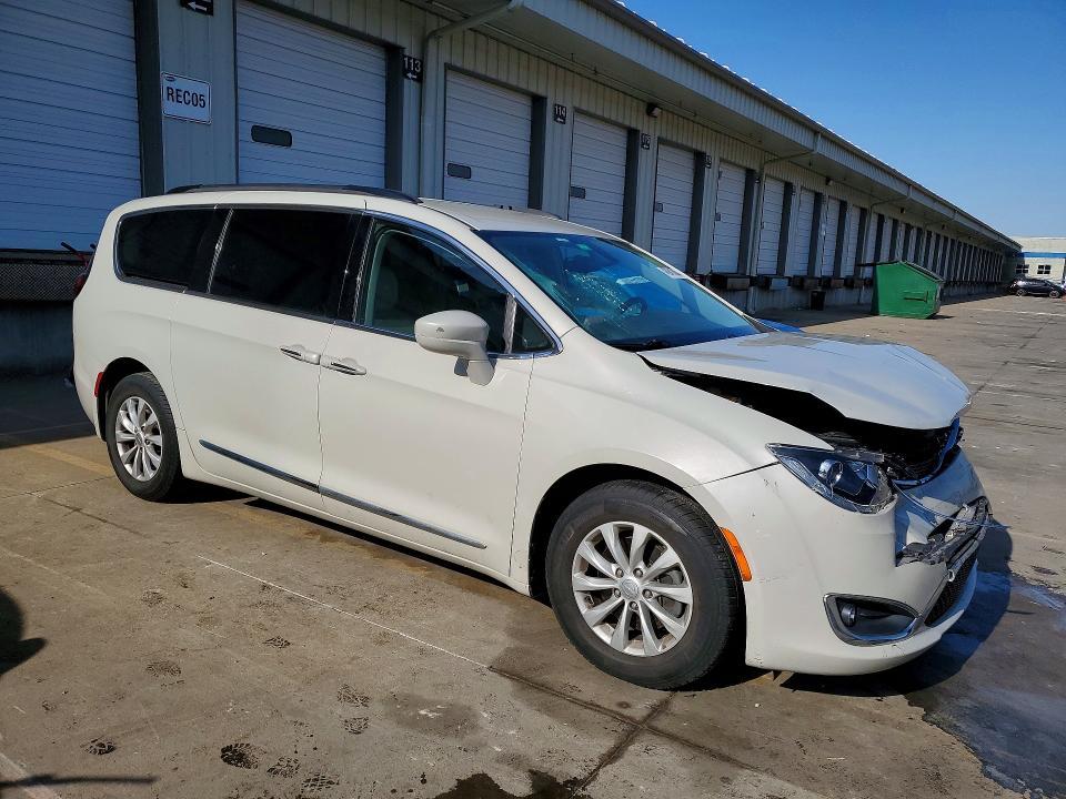 2017 Chrysler Pacifica Touring l