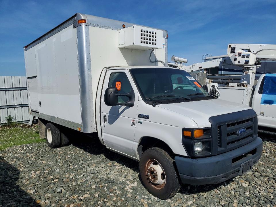 2014 Ford Econoline E450 Super Duty Cutaway Van