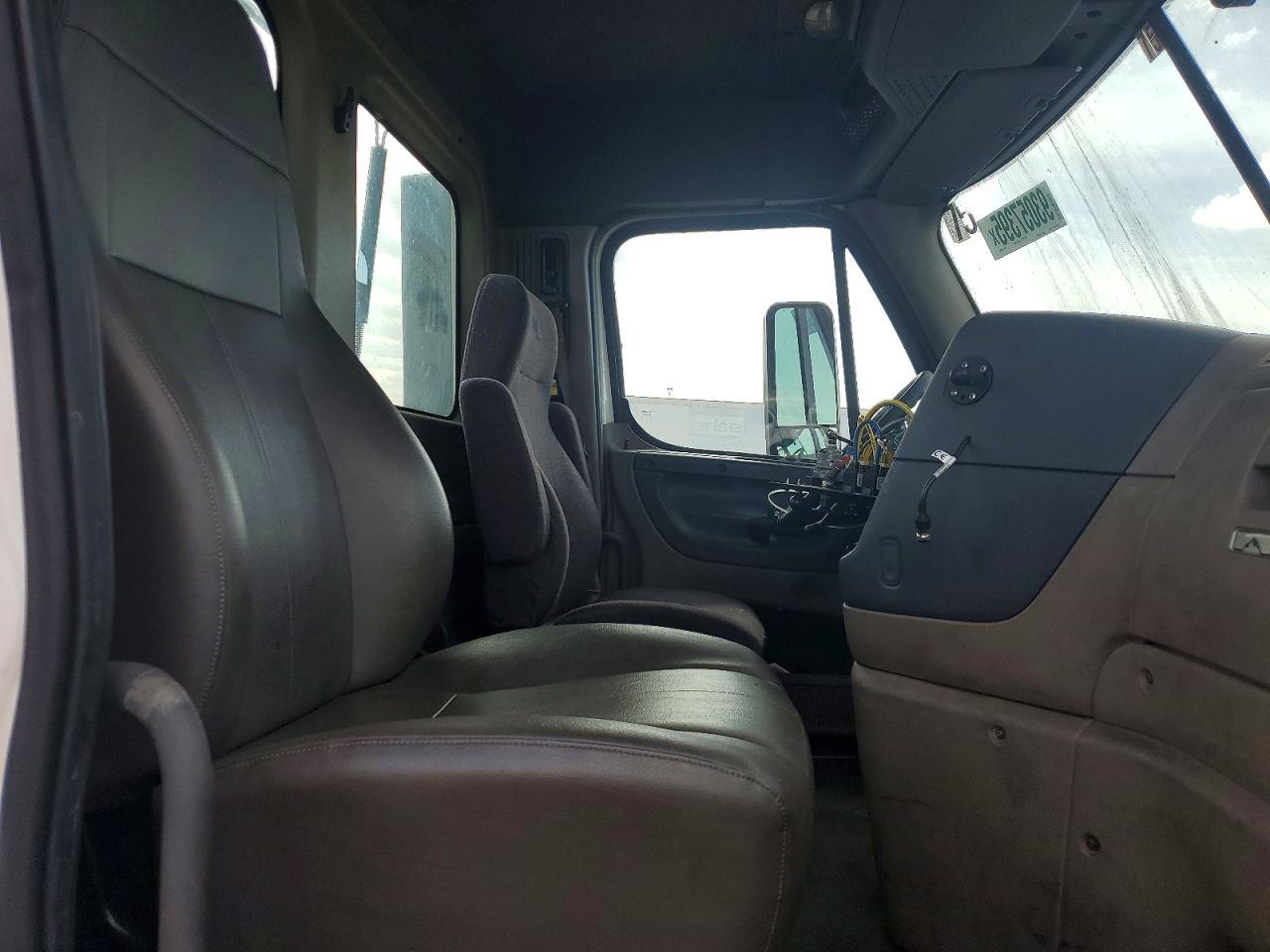 2015 Freightliner Cascadia Semi Truck