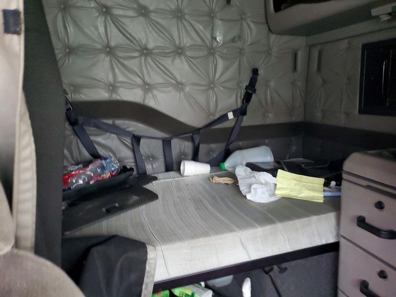 2001 Volvo VNL Semi Truck