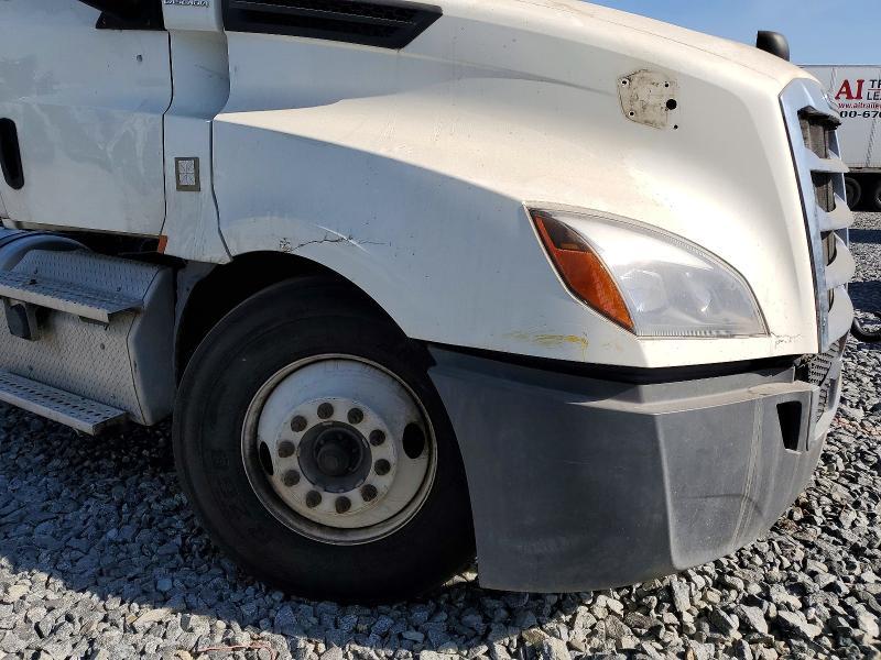 2020 Freightliner Cascadia 126 Semi Truck