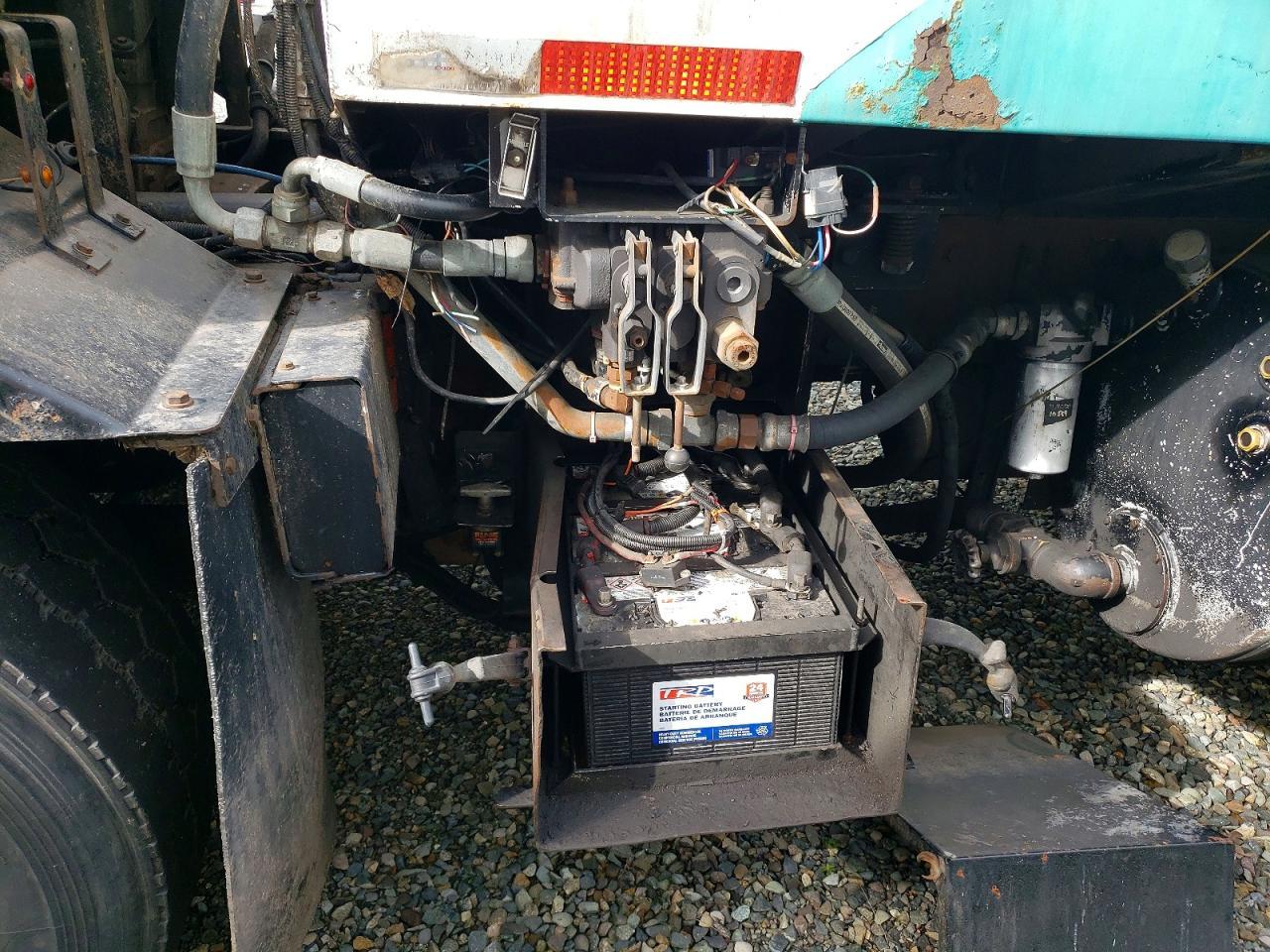 1998 Peterbilt 320