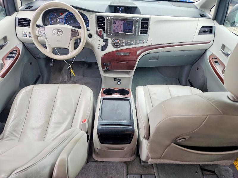 2011 Toyota Sienna xle 8-passenger