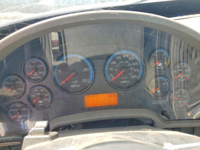 2013 International 8600 Semi Truck