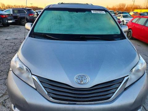 2014 Toyota Sienna xle 8-passenger
