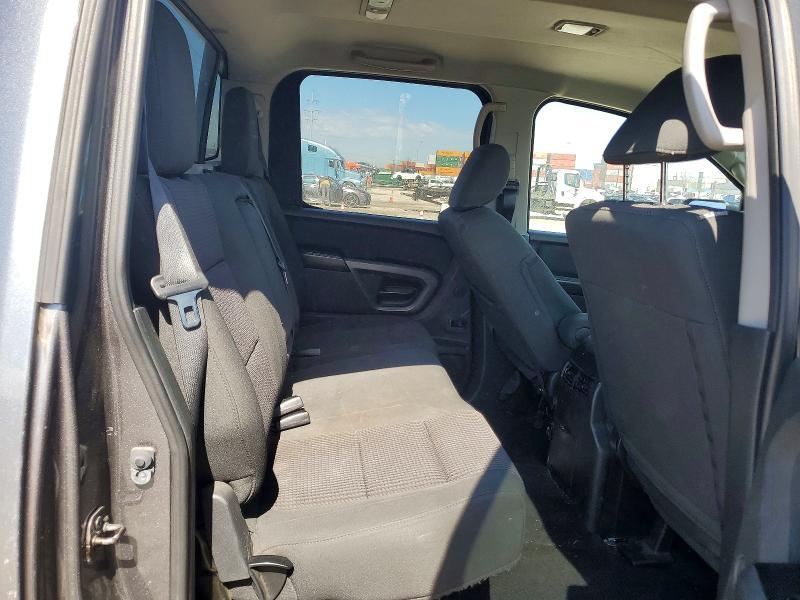 2015 Nissan Titan SV