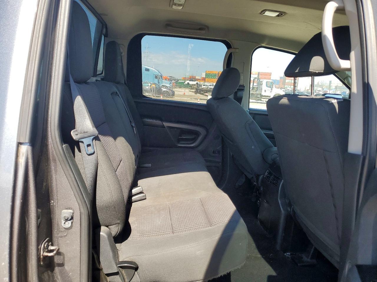 2015 Nissan Titan SV