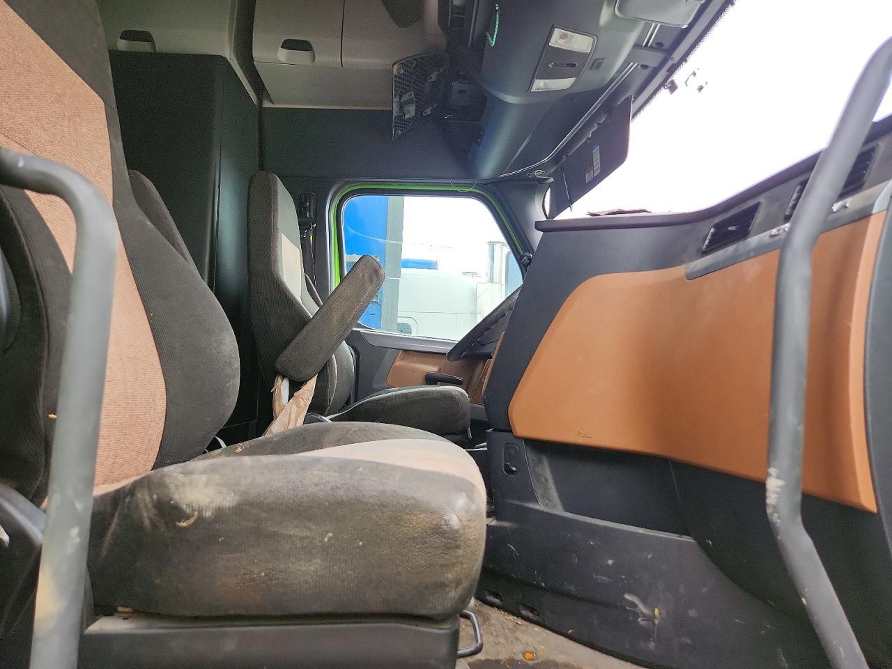 2020 Freightliner Cascadia 126