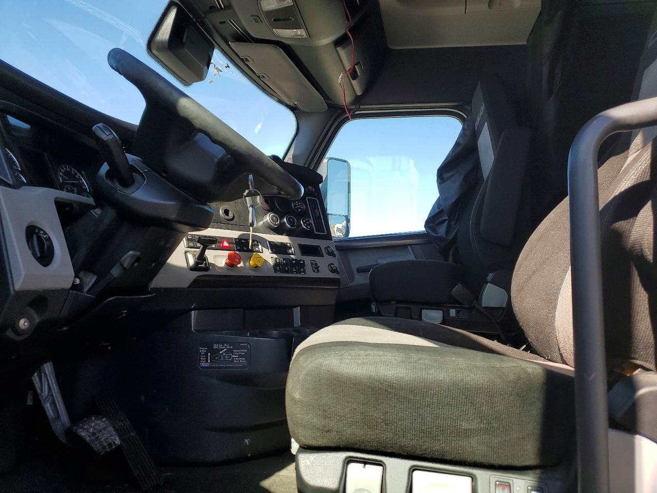 2020 Freigliner 2020 Freightliner Cascadia 126 Semi Truck