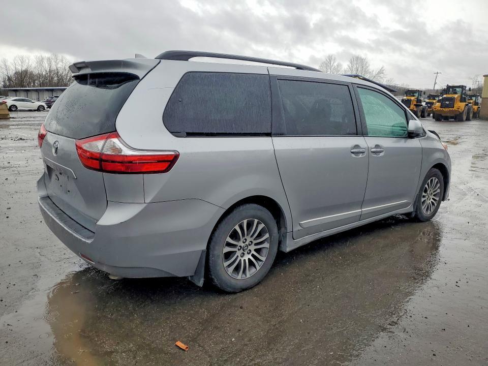 2018 Toyota Sienna xle 8-passenger