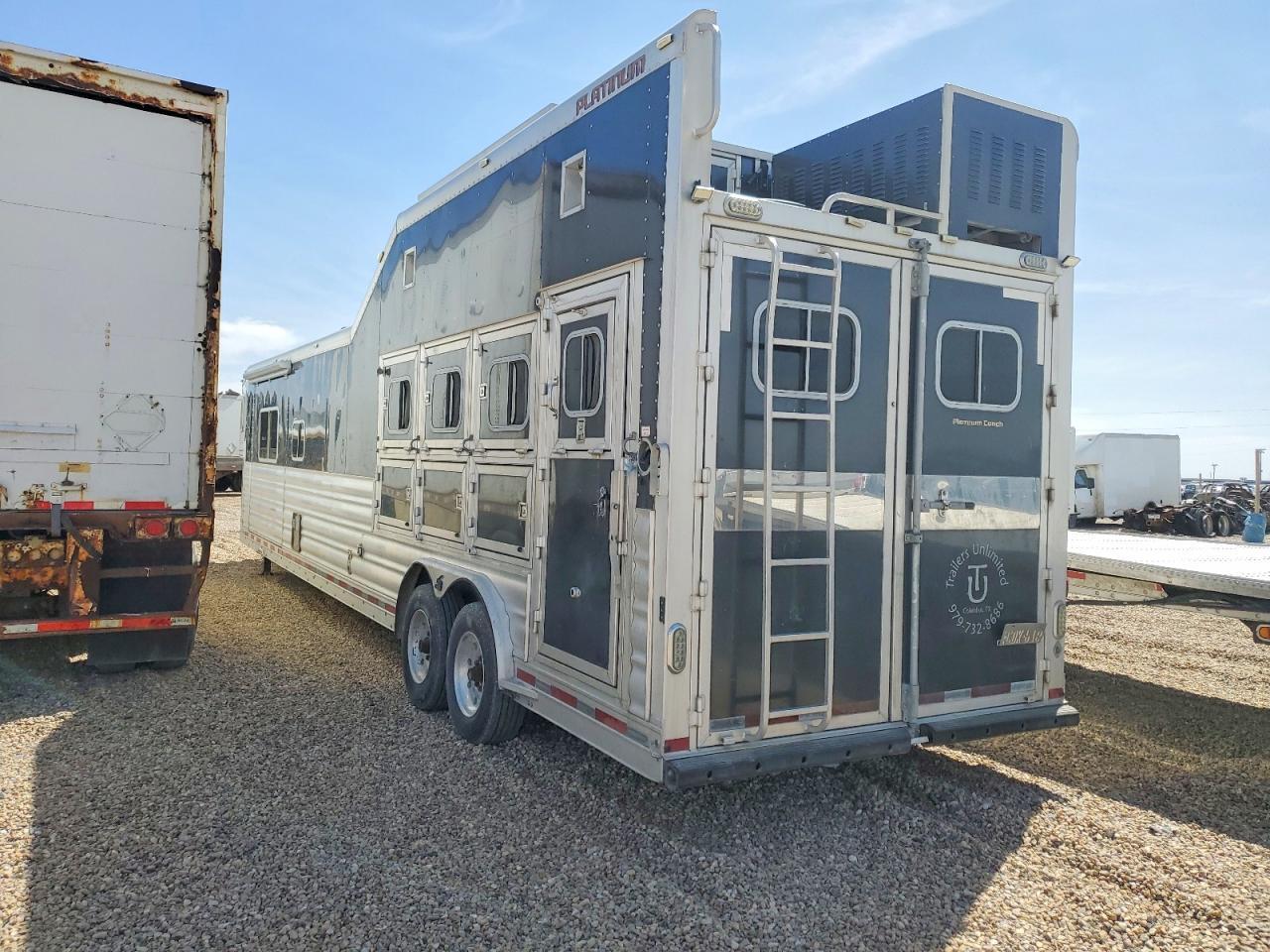 2015 Platiuring 2015 Platinum Manufacturing Livestock Trailer