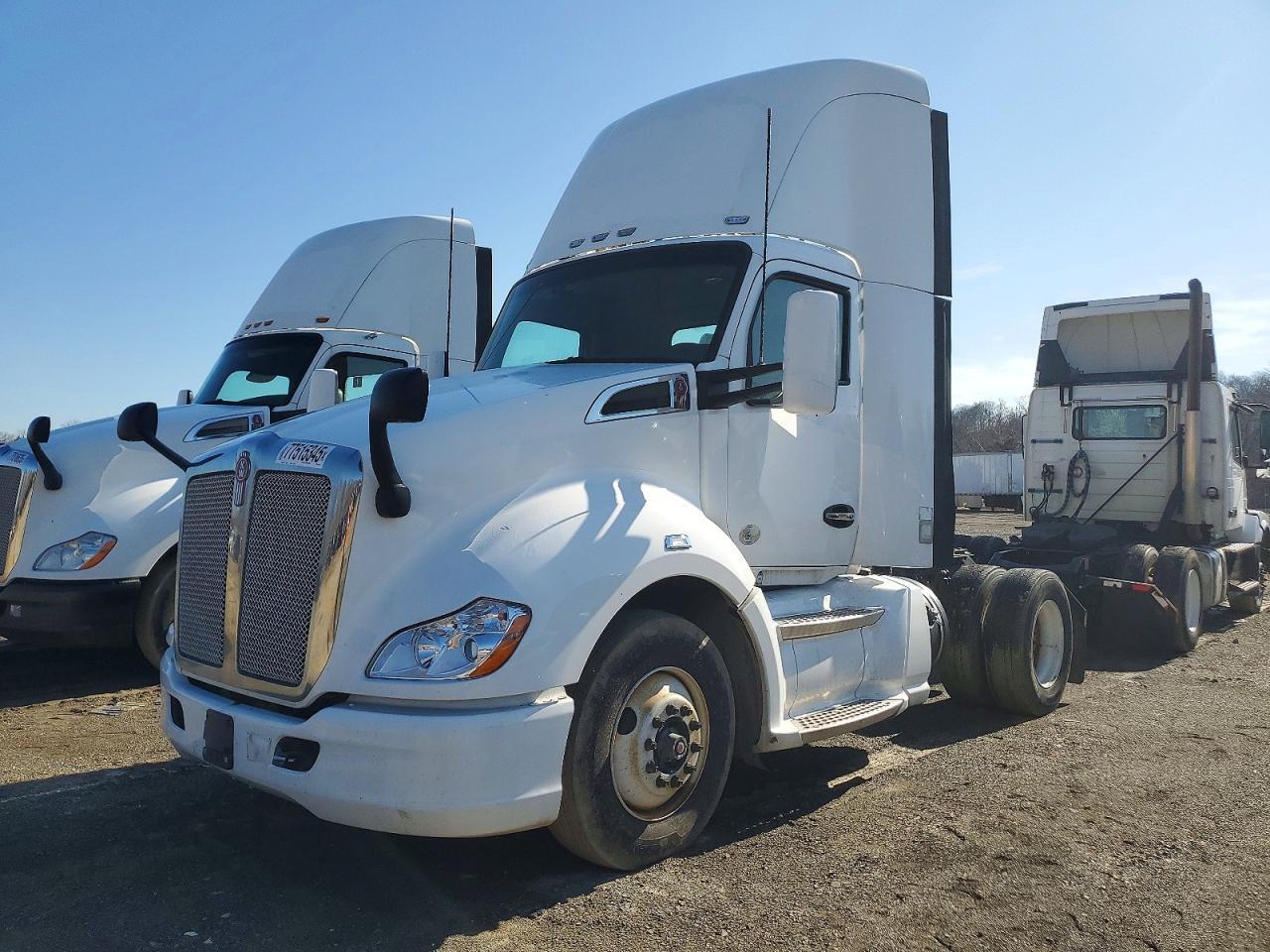 2015 Kenworth T680 Semi Truck
