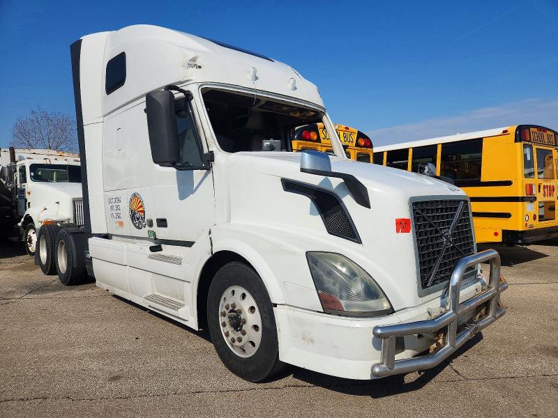 2014 Volv O VNL Semi Truck