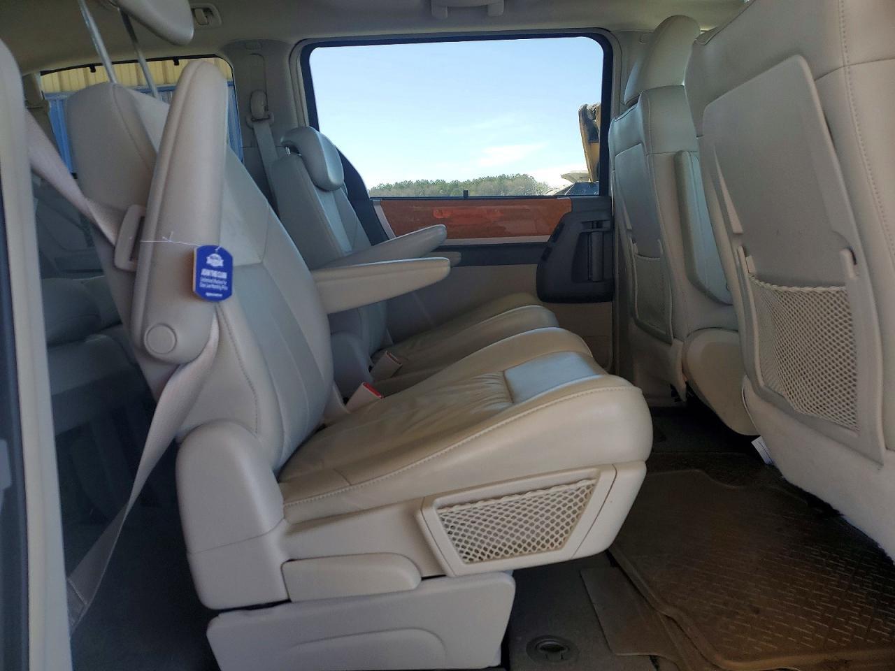 2010 Chrysler Town & Country Limited