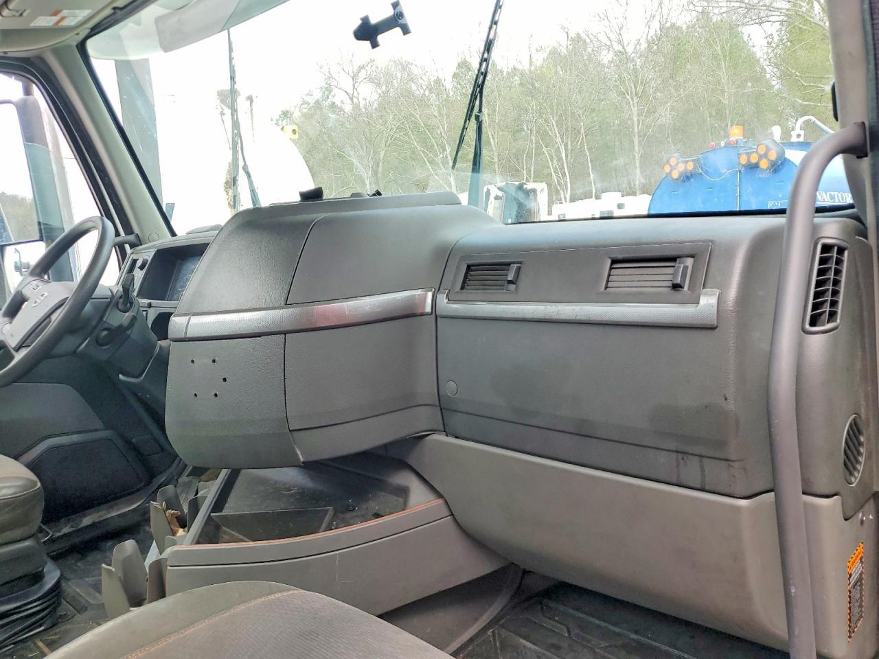 2020 Volvo VNR Semi Truck