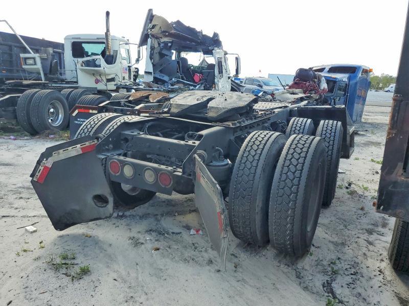 2013 Kenworth T660 Semi Truck