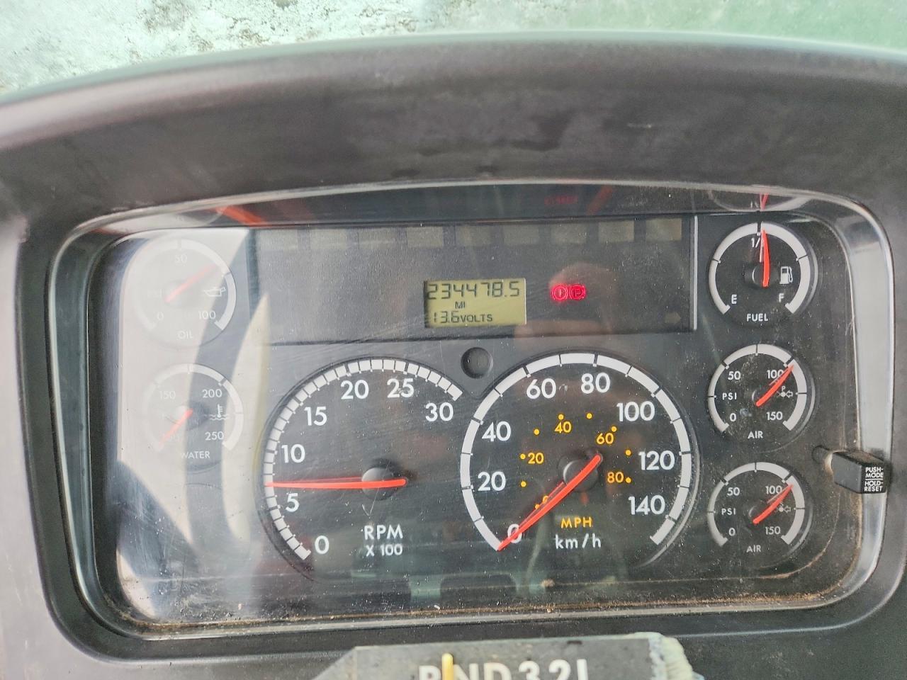 2005 Freightliner Business Class M2 Flatbed Truck