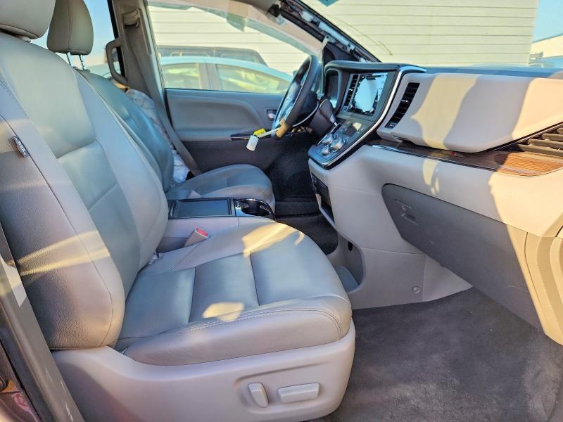 2018 Toyota Sienna xle 8-passenger
