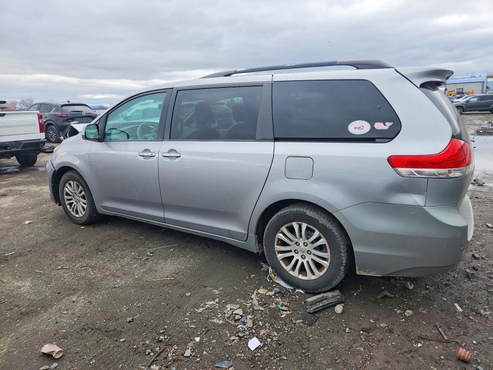 2011 Toyota Sienna xle 8-passenger
