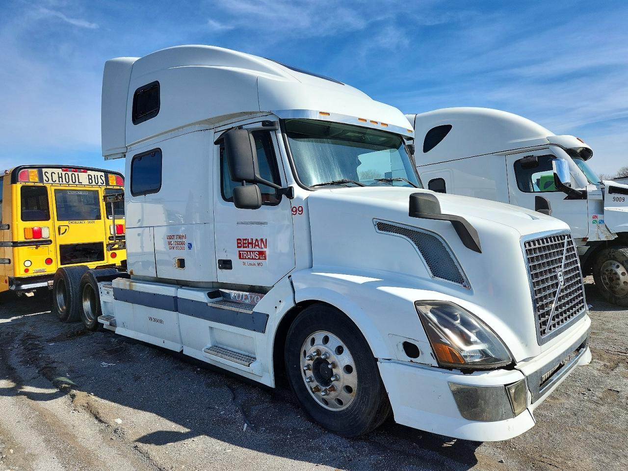 2003 Volvo VNL Semi Truck