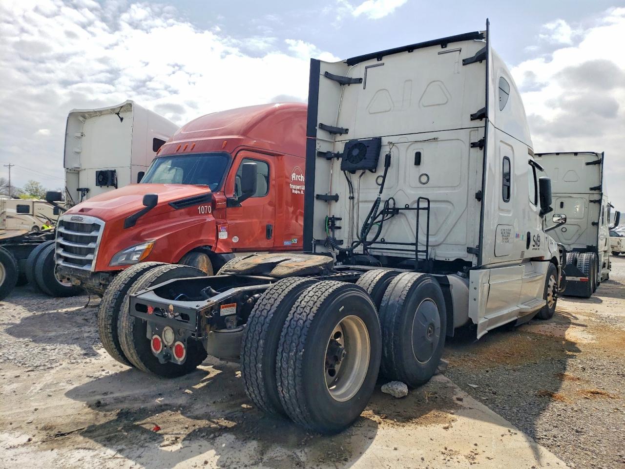 2020 Freigliner 2020 Freightliner Cascadia 126 Semi Truck