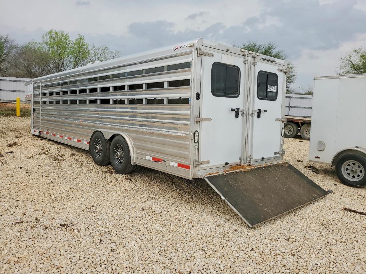 2018 Exxiss 2018 Universal Exiss Exhibitor 8028 Horse Trailer