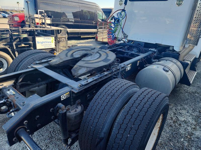 2015 Kenworth T440 Semi Truck