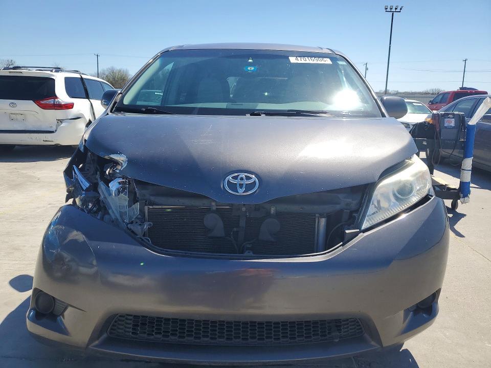 2012 Toyota Sienna le 8-passenger