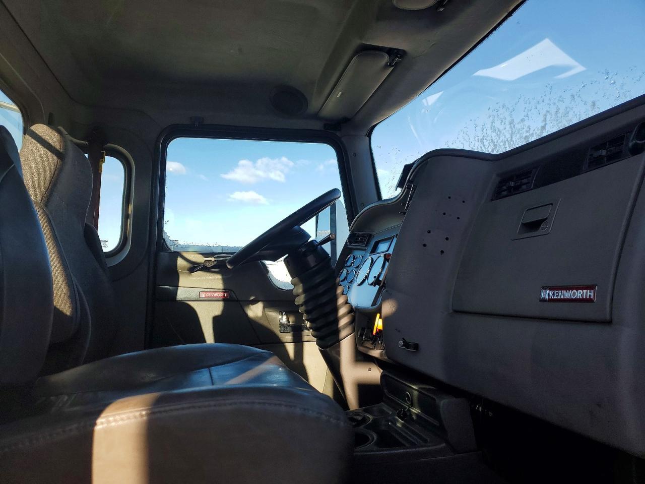2016 Kenworth T370 Semi Truck