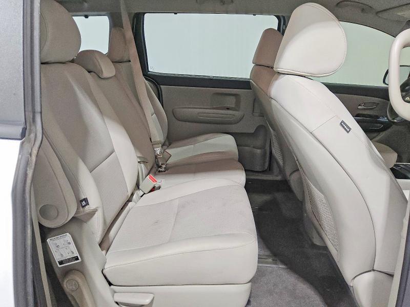 2016 KIA Sedona lx