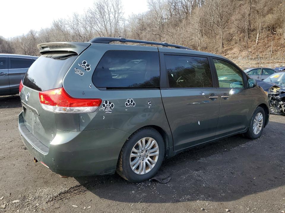 2014 Toyota Sienna xle 8-passenger