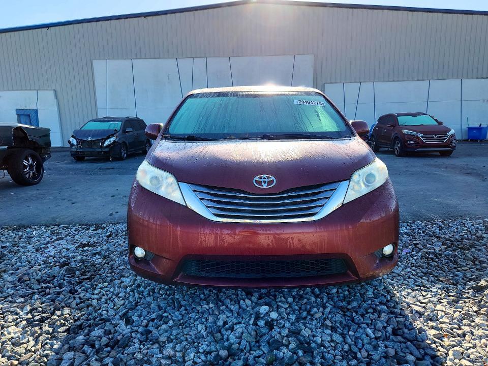 2016 Toyota Sienna xle 8-passenger