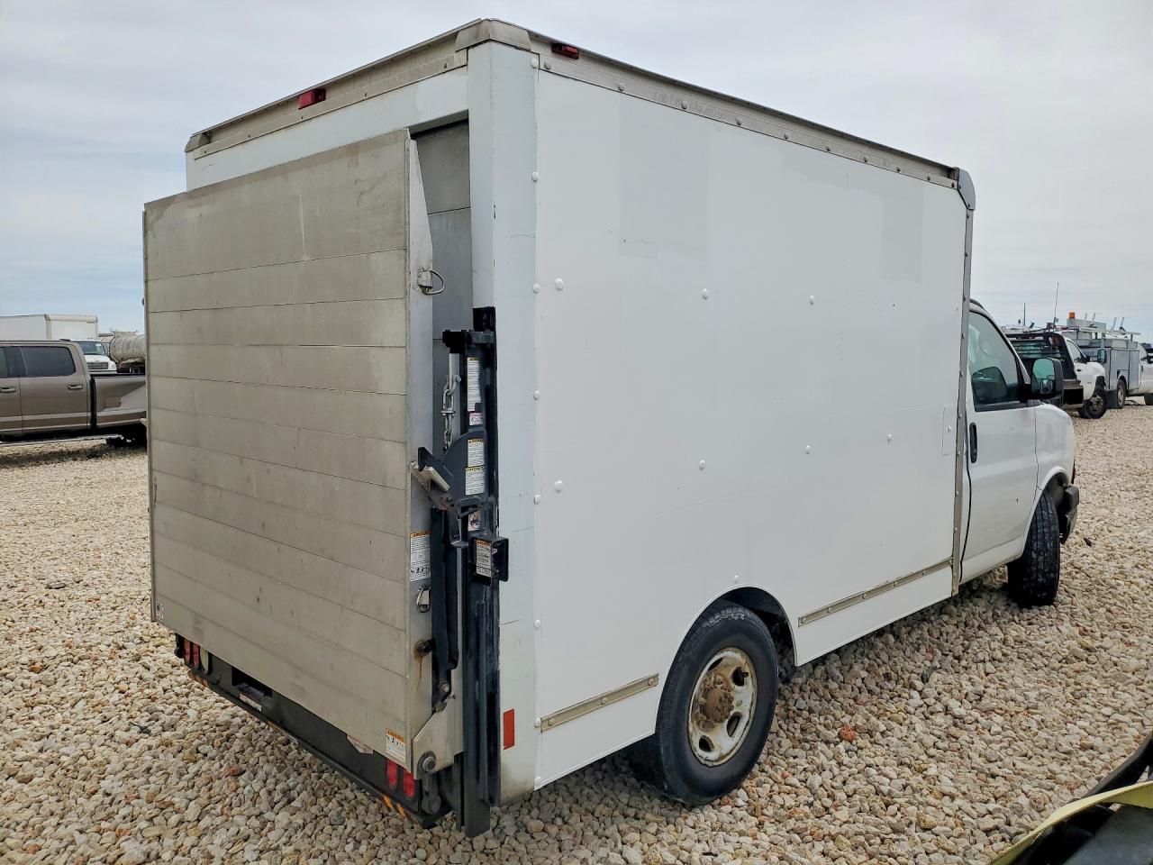 2004 GMC Savana BOX Truck