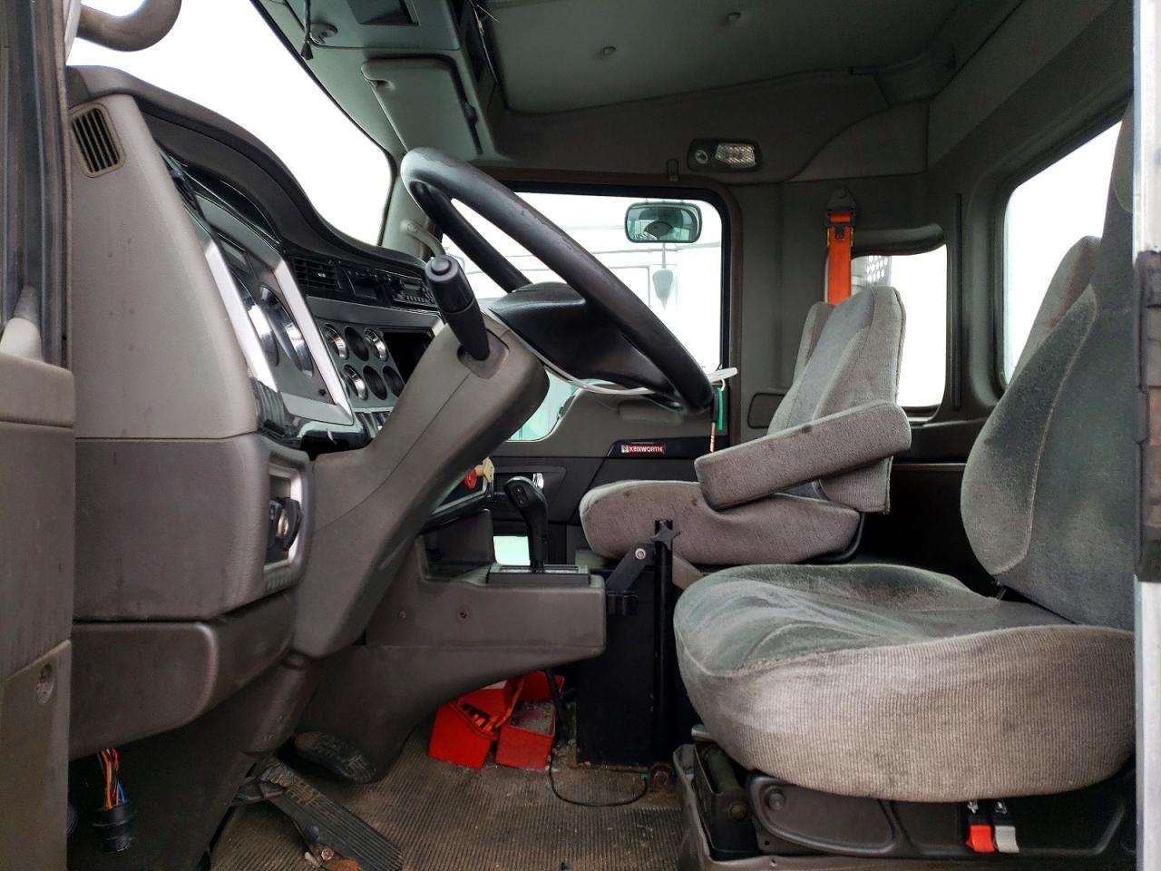 2014 Kenworth T440 Semi Truck